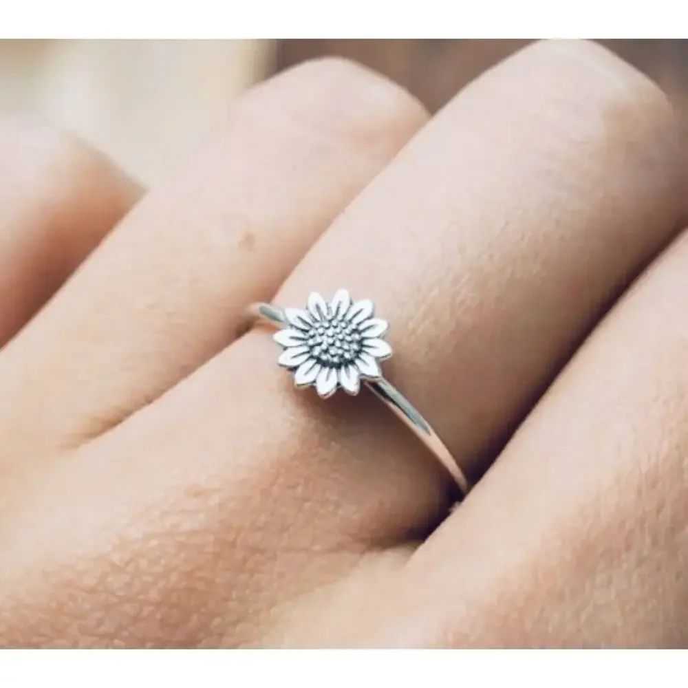 Vintage Sunflower Design Ring Silver Plated size 7
